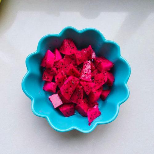 葡萄干火龙果拌酸奶,非常好吃,营养美味