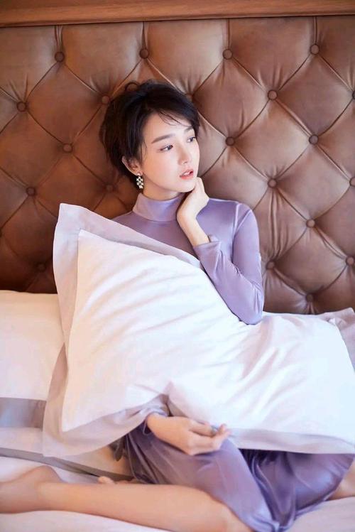 陈小纭精美壁纸:美丽大方,性感迷人!