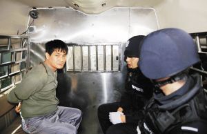 3月1日,糯康在警车中等待被押赴刑场.新华社发