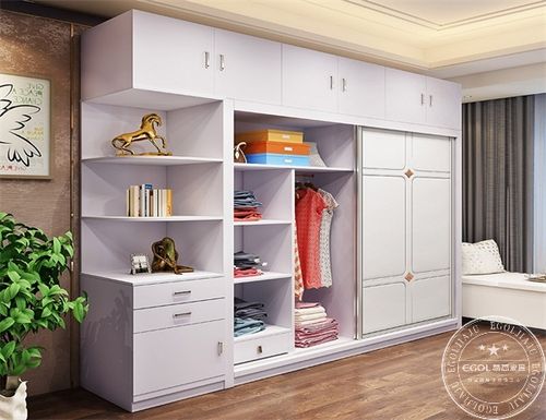 如果房子的面积很大,可以考虑设计开放式定制衣柜,在尺寸上面