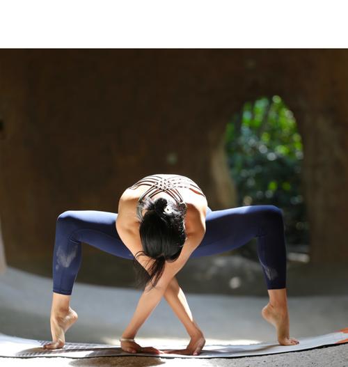 盘点高阶拍照好看的瑜伽体式～78_瑜伽_拍照_倒立_华侨城创意文化园