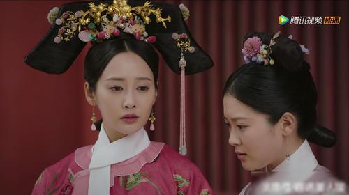 当卫嬿婉封妃后,2个旗头就搭配了12套旗装,比当年的嘉