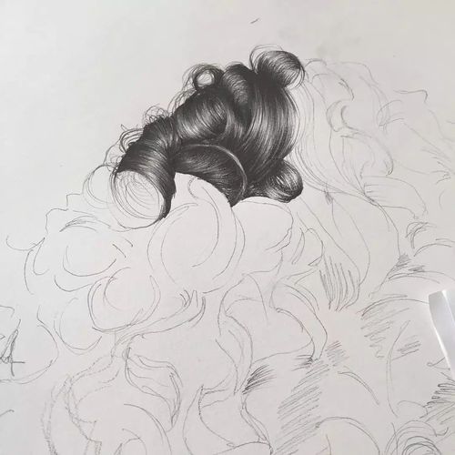 大波浪卷比较难画因为要表现头发的层次太多了要根据头发的走向来塑造