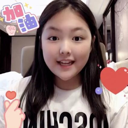 原创李湘晒出女儿的照片,王诗龄瘦身后气质出众,现已出落得非常优秀