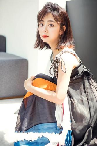 短发女人梳什么发型比较显嫩?看谭松韵就知道了,青春