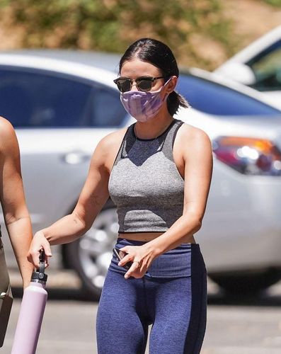 露西·海尔穿灰色紧身衣展现迷人曲线,像一个运动健将