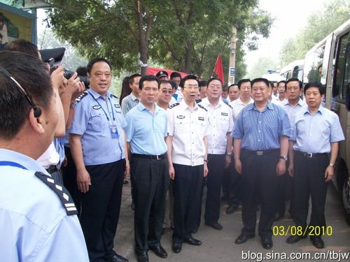 杨司厅长在铁北视察(1)下车伊始