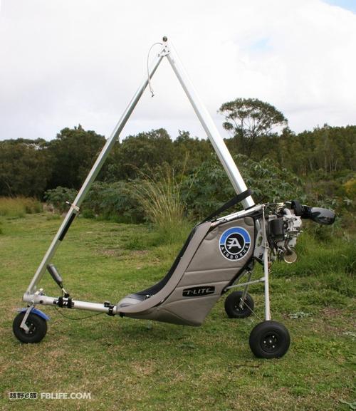 轻巧别致的单人动力三角翼