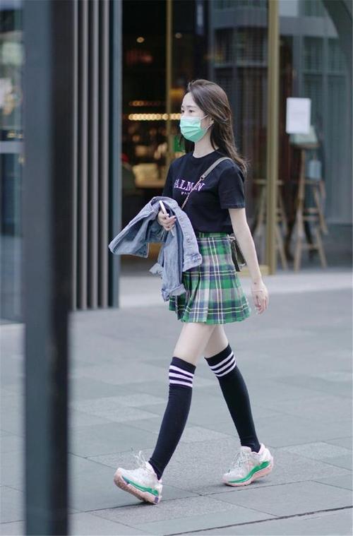 t恤 jk制服裙=初夏流行新穿法,遮肉显高显腿长,小个子
