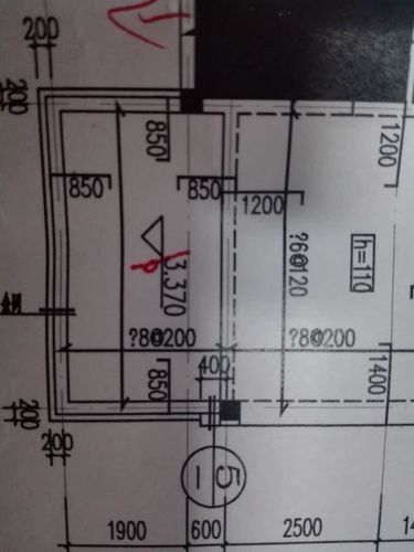 求助专家:这个被挖开的阳台没看到钢筋,是否正常?