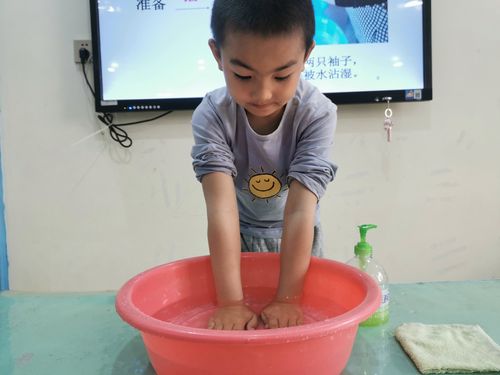 第一步:袖子挽起来后把手浸湿. 掌心相对,搓搓搓,搓搓搓.