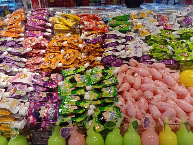 榛子镇世纪华联超市散称食品糖果区