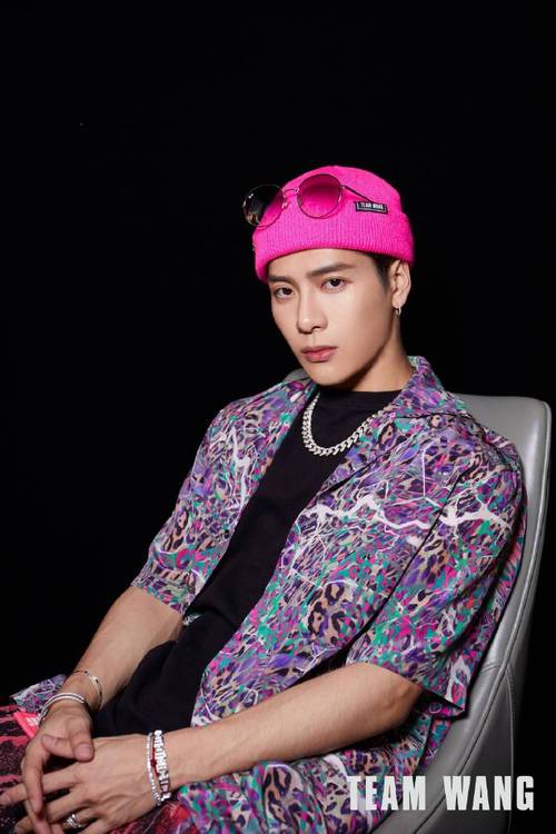 王嘉尔碎花穿搭