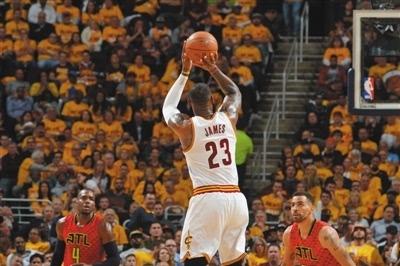 詹姆斯领衔的骑士,昨日共投进了25个三分球,在创nba历史纪录的同时,打