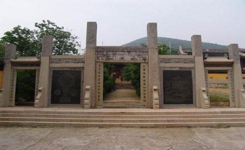 73032部队)位于苏州光福镇玄墓山上,苏联老大哥式样营