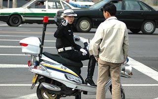 中国穿靴子的美女交警