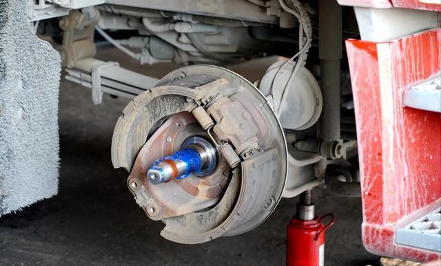 一脚刹车竟然往右跑卡车制动跑偏究竟是什么原因