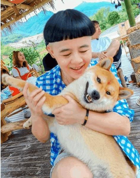 52岁金龟子保持蘑菇头被黑子喷装嫩,网友:孩子你是没有童年吧?