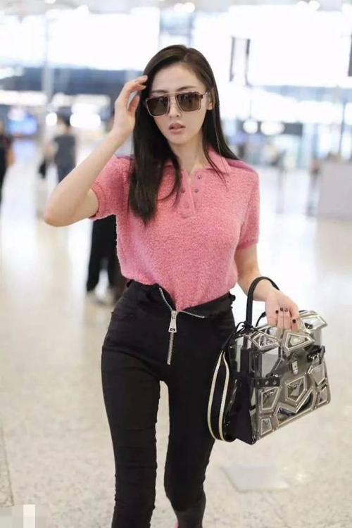 张天爱本想显性感,只可惜胸太小,衣服都装不满,好尴尬!