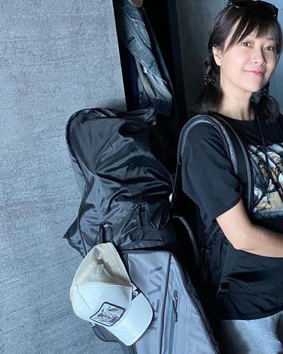 47岁徐静蕾罕见露面穿t恤运动裤打高尔夫扎小啾啾马尾变萌妹