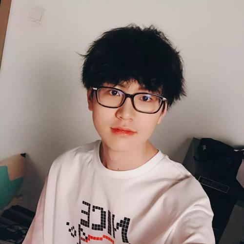 一个旁观者,一个普普通通的粉丝,在看到这几个赛季里面,田野和整个edg