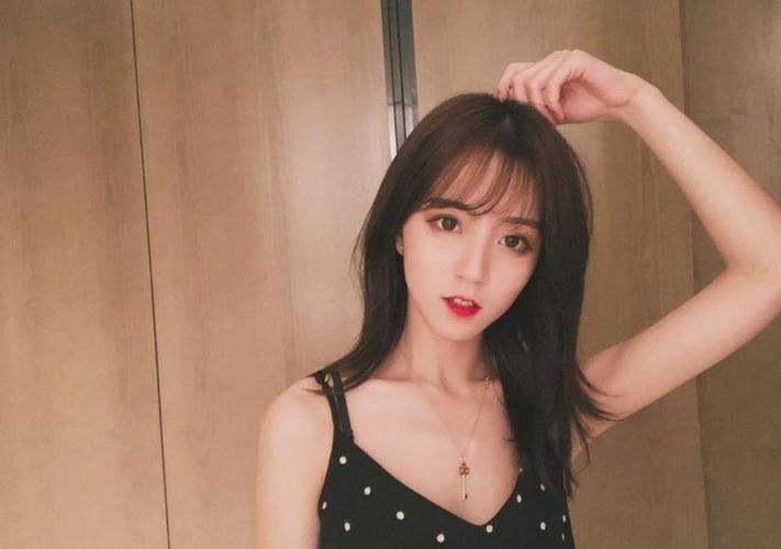 妈妈被车撞去世,小女孩上抖音直播"哭丧",难以理解的网红世界