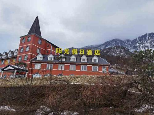 这家酒店位于西岭雪山景区里面,离滑雪场很近,步行也就10分钟左右