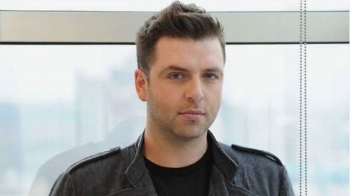 "西城男孩"主唱马克菲海利:宣布已与男友在马尔代夫度假期间秘密订婚