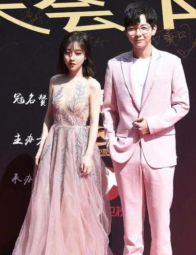 沈月携手王一博走红毯,与冯提莫造型相似,有点尴尬!