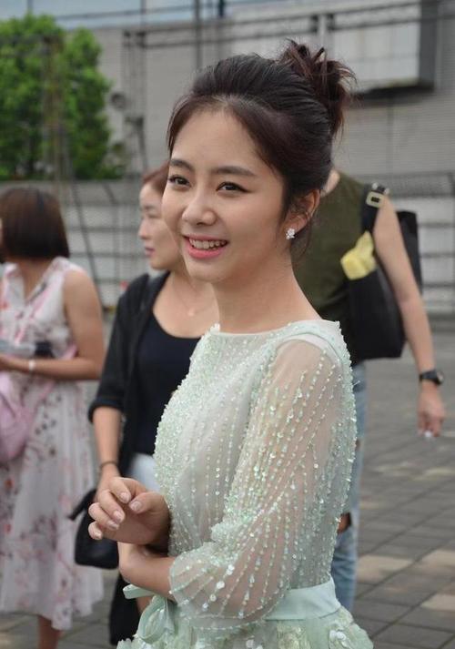 谁能告诉我为什么谭松韵已经32岁看着还跟高中生一样