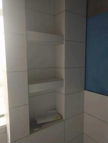 卫生间本身空间小,湿气大,使用置物架很容易生锈发霉,壁龛设计可以