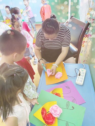 店村幼儿园特色课程美工活动——《爱心花束》