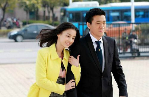 原创黄圣依杨子颖儿的纠葛,12年前,发布会黄圣依被颖儿关在门外