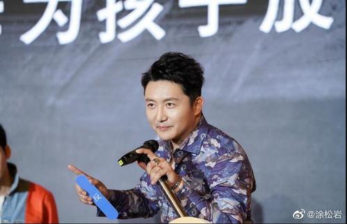 涂松岩和郭京飞对比照,他是梁朝伟的御用配音吗