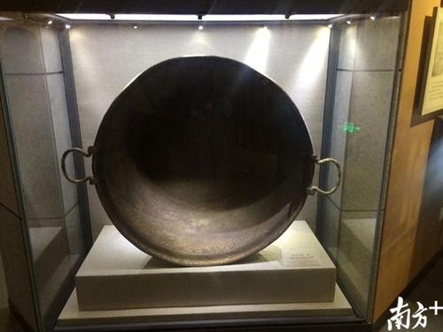 这口行军锅救了钟伦扬一命.南方 见习记者 朱晓枫 摄