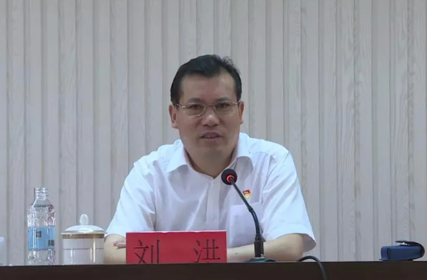 2006年,他任永新县长,2011年任永新县委书记.