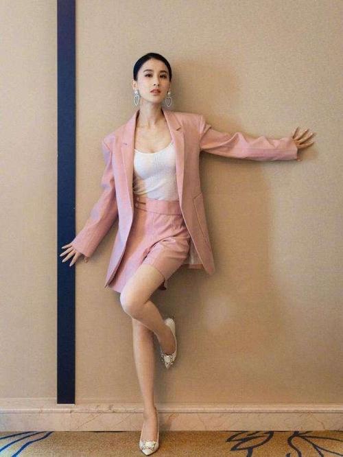 黄圣依备战《姐姐》,晒出健身照身材迷人,马甲线太抢眼