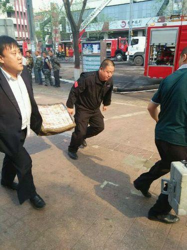 山西灵石两栋高层建筑突发大火 144名消防员救援