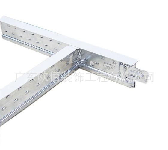 常规尺寸为600*600mm,300*600mm,300*1200mm,600*1200mm,采用三角龙骨