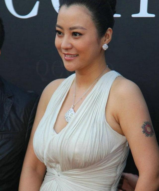 原创42岁郝蕾近照惹争议体重直逼150斤发福后更有女人味