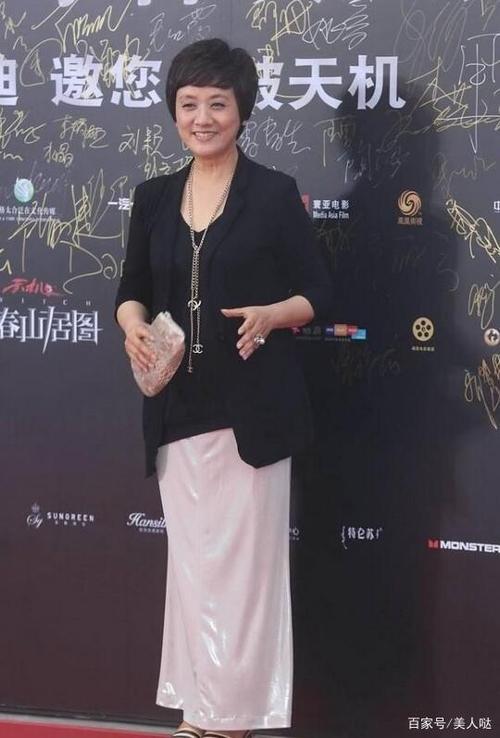 64岁邓婕气质真是没得挑穿短款西装配印花内搭高级又显贵妇范