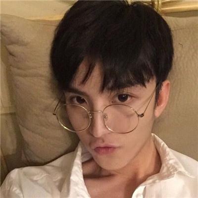 男生戴眼睛头像