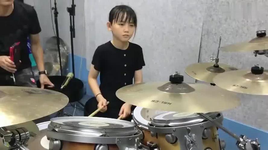 妞妞越看越漂亮架子鼓越耍越有范儿看的我都想生女儿了