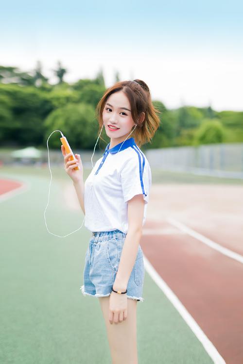 90后清纯美女校园写真图片