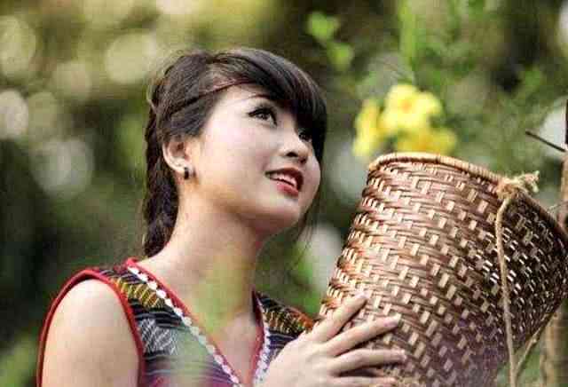 中国人去缅甸,拍到缅甸女孩捕鱼,转身那一刻眼睛都看直了!