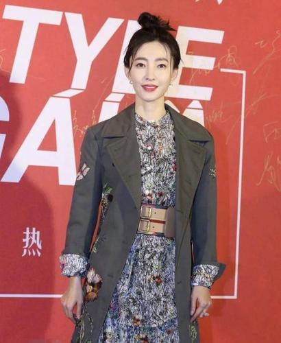 早春穿"碎花裙"怎么搭才好看?学王丽坤这样穿,优雅知性显气质