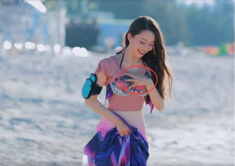 吉娜真的很奔放?当她换上"人鱼裙泳装",肢体反应让人看不懂