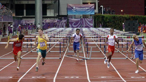 图文:青奥男子110米栏决赛 选手奋力冲刺