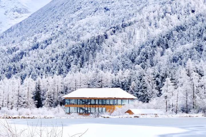 鹧鸪山自然公园:位于理县米亚罗镇,距离成都287km,古尔沟温泉小镇