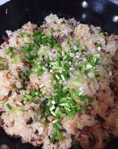 正文   首先,把大糯米放进电饭煲里,像平时煮米饭一样煮熟,不过水量